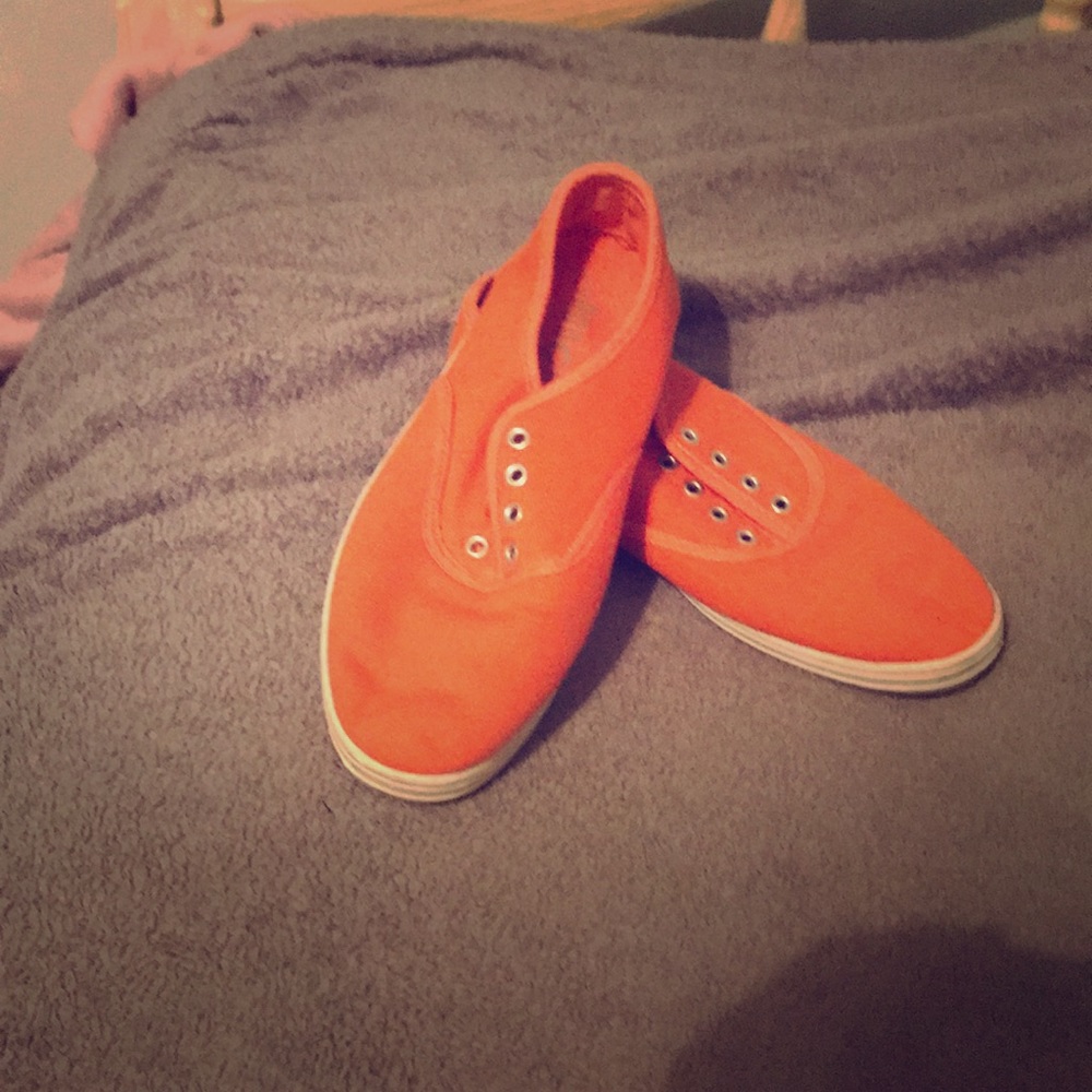 Rouge slip ons